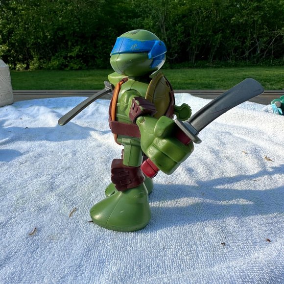 Leonardo Talking Teenage Mutant Ninja Turtles, 6 inch Half-Shell Heroes Toy - Picture 3 of 7